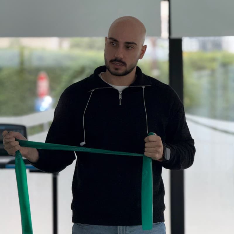 Ο φυσικοθεραπευτής Σπύρος Βασιλείου στο φυσικοθεραπευτήριο στη Λάρνακα